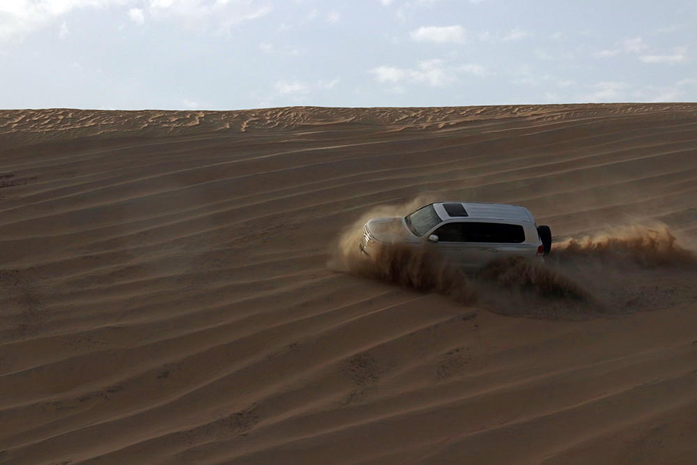 Qatar-Sand-Dunes-Car-in-Sand