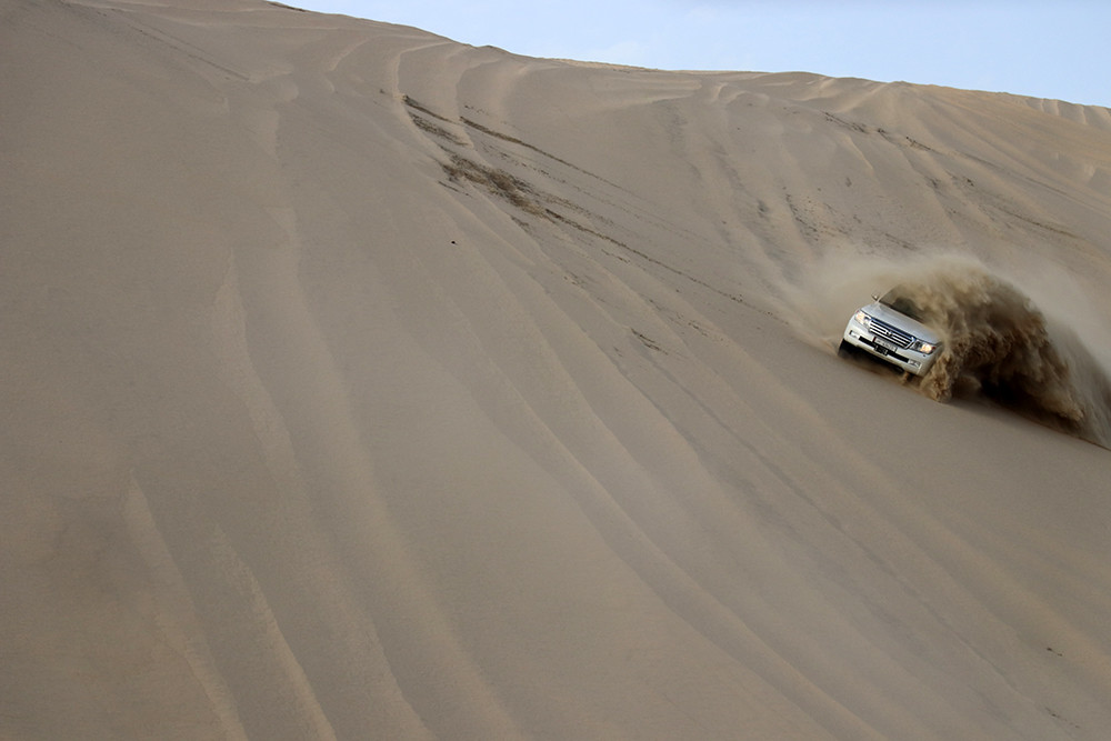 Qatar-Sand-Dunes-Car-with-Sand